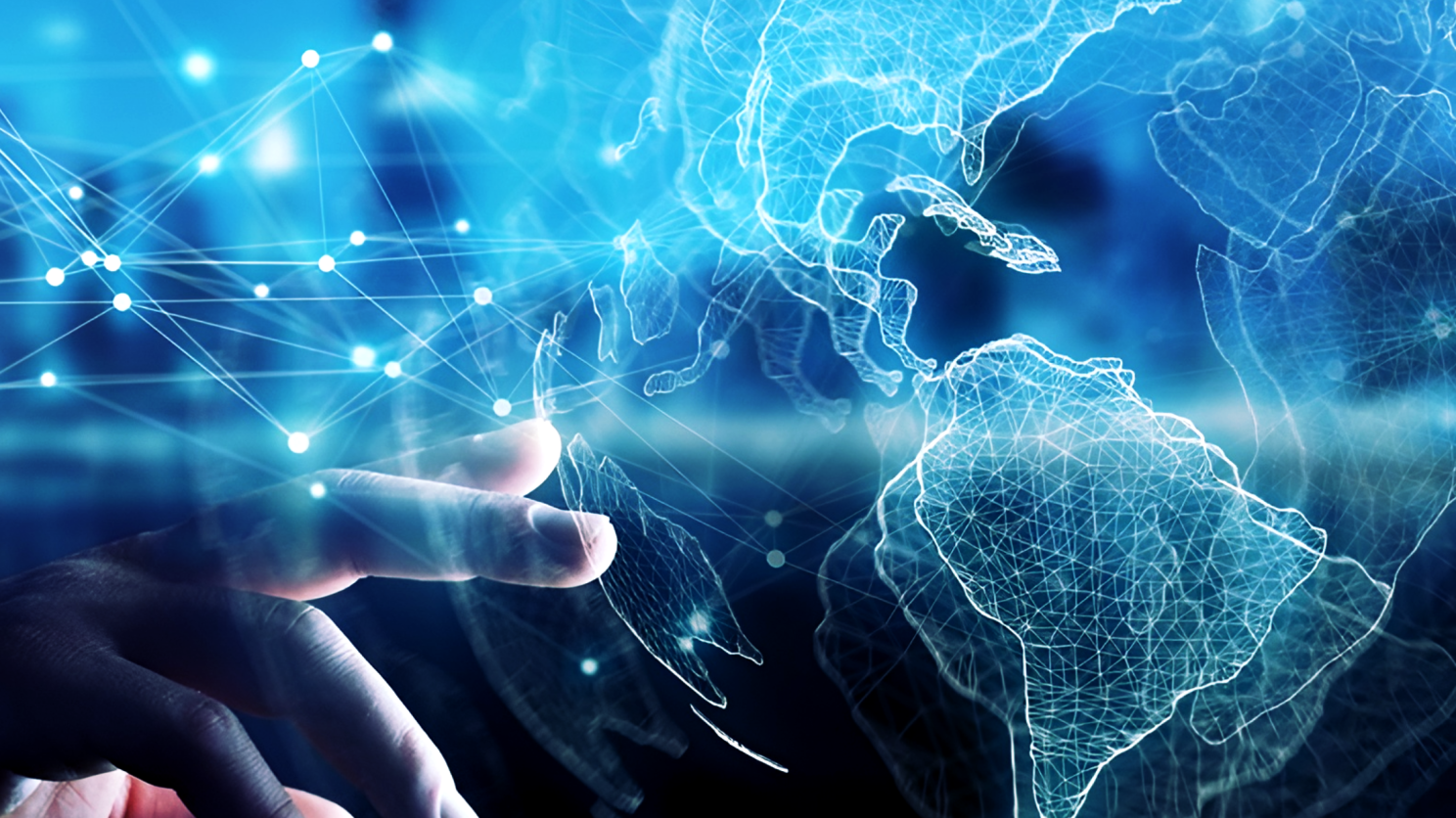 Mão humana tocando um mapa-múndi holográfico azul com conexões de rede, representando inovação global, transformação digital e estratégia de competitividade.