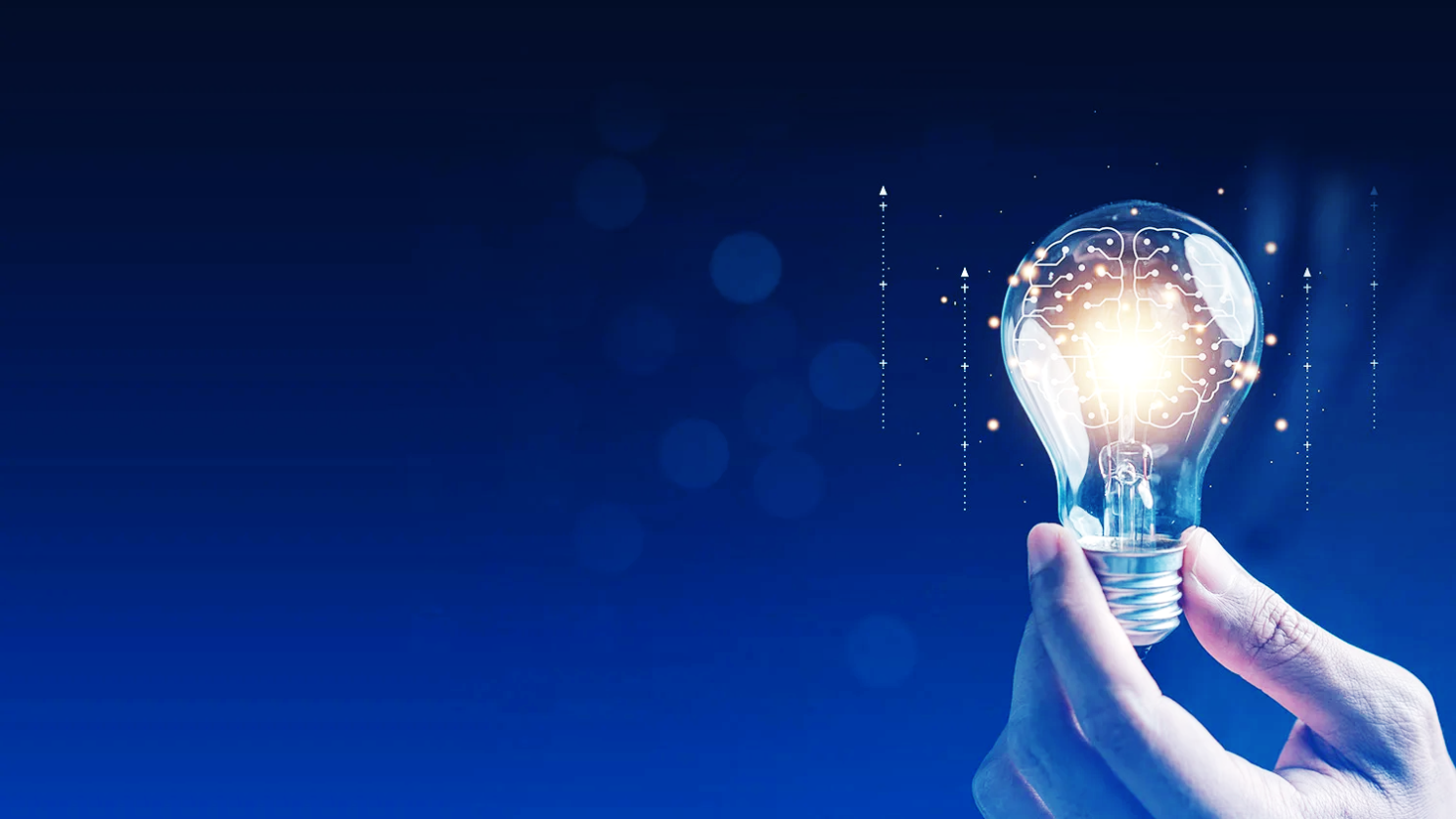 Mão segurando lâmpada acesa com cérebro digital e circuitos internos, simbolizando inovação, ideias, inteligência artificial e competitividade empresarial.