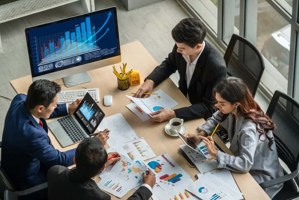 Equipe analisando gráficos em uma mesa