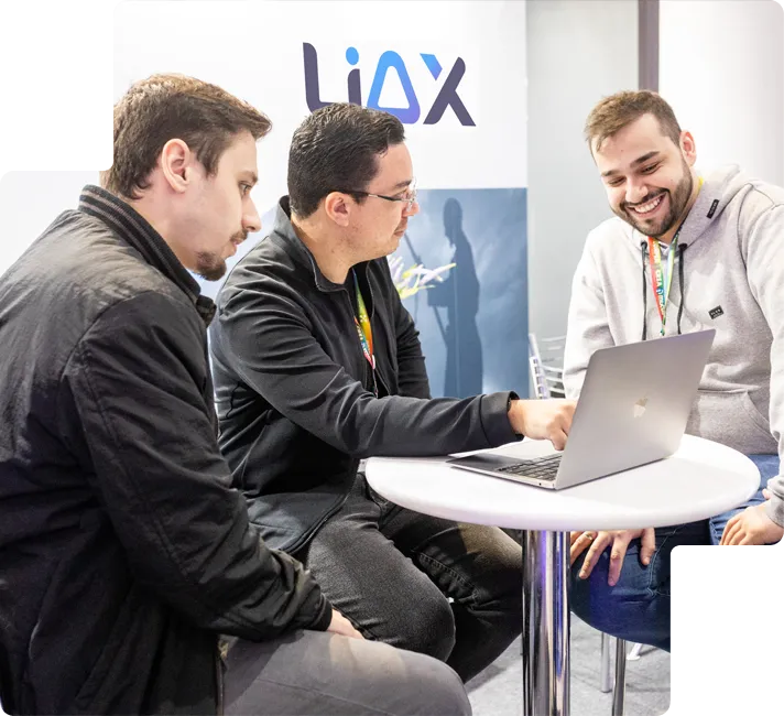 Equipe da Liax trabalhando em um notebook