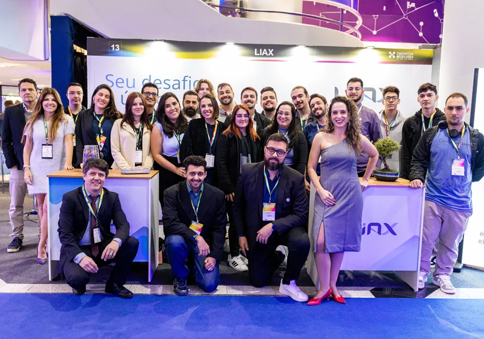 Equipe de Liaxperts reunida no estande da Liax