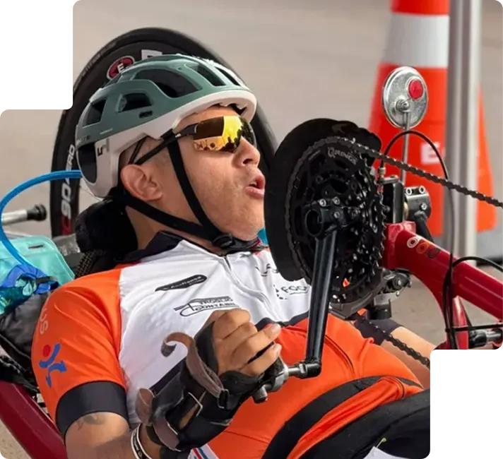 Juninho Handbike pedalando sua handbike